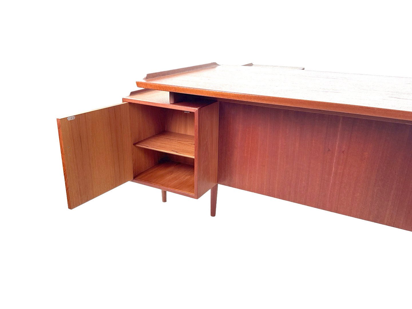 Arne Vodder Model 209 bureau voor Sibast in hout – close-up deurtje achterzijde geopend met legplank