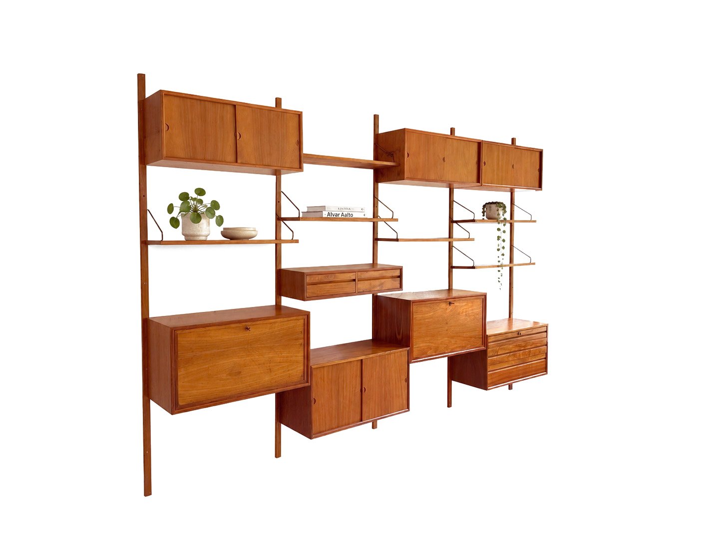 Vintage Royal System wandsysteem van Poul Cadovius in teak met accessoires – schuin zijaanzicht links
