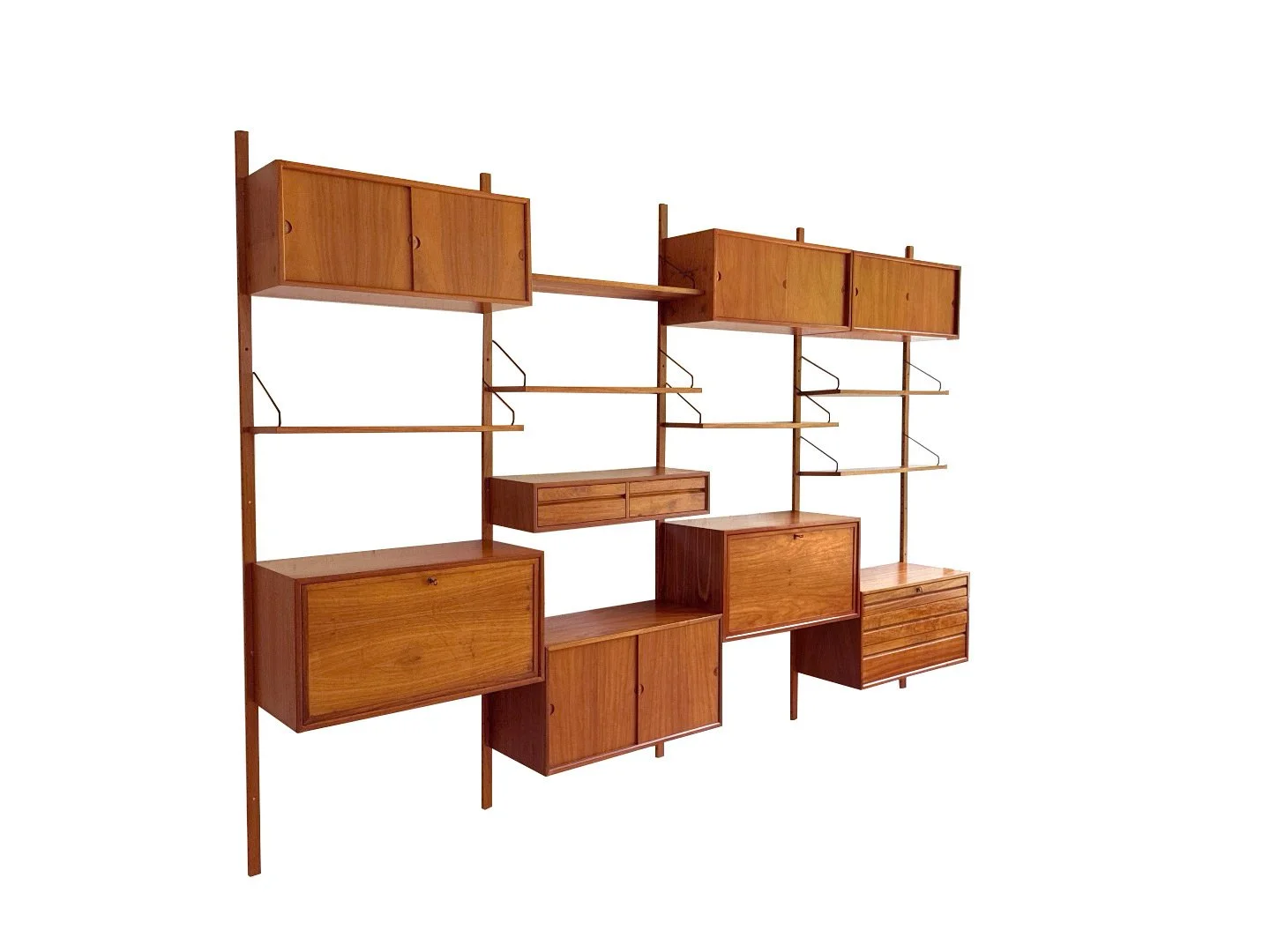 Vintage Royal System wandsysteem van Poul Cadovius in teak – schuin zijaanzicht links