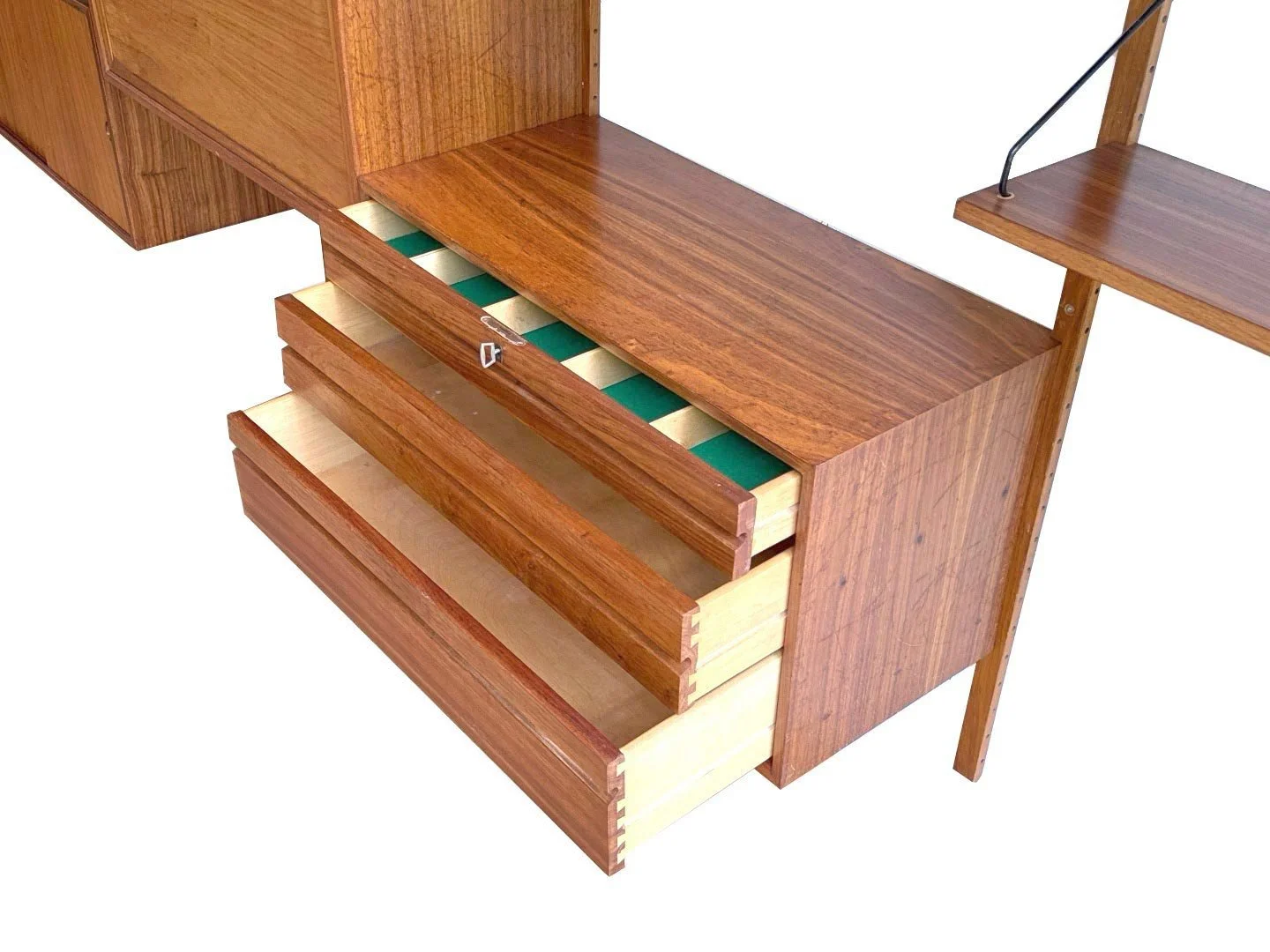 Vintage Royal System wandmeubel van Poul Cadovius in teak – close-up van ladekast met lades open