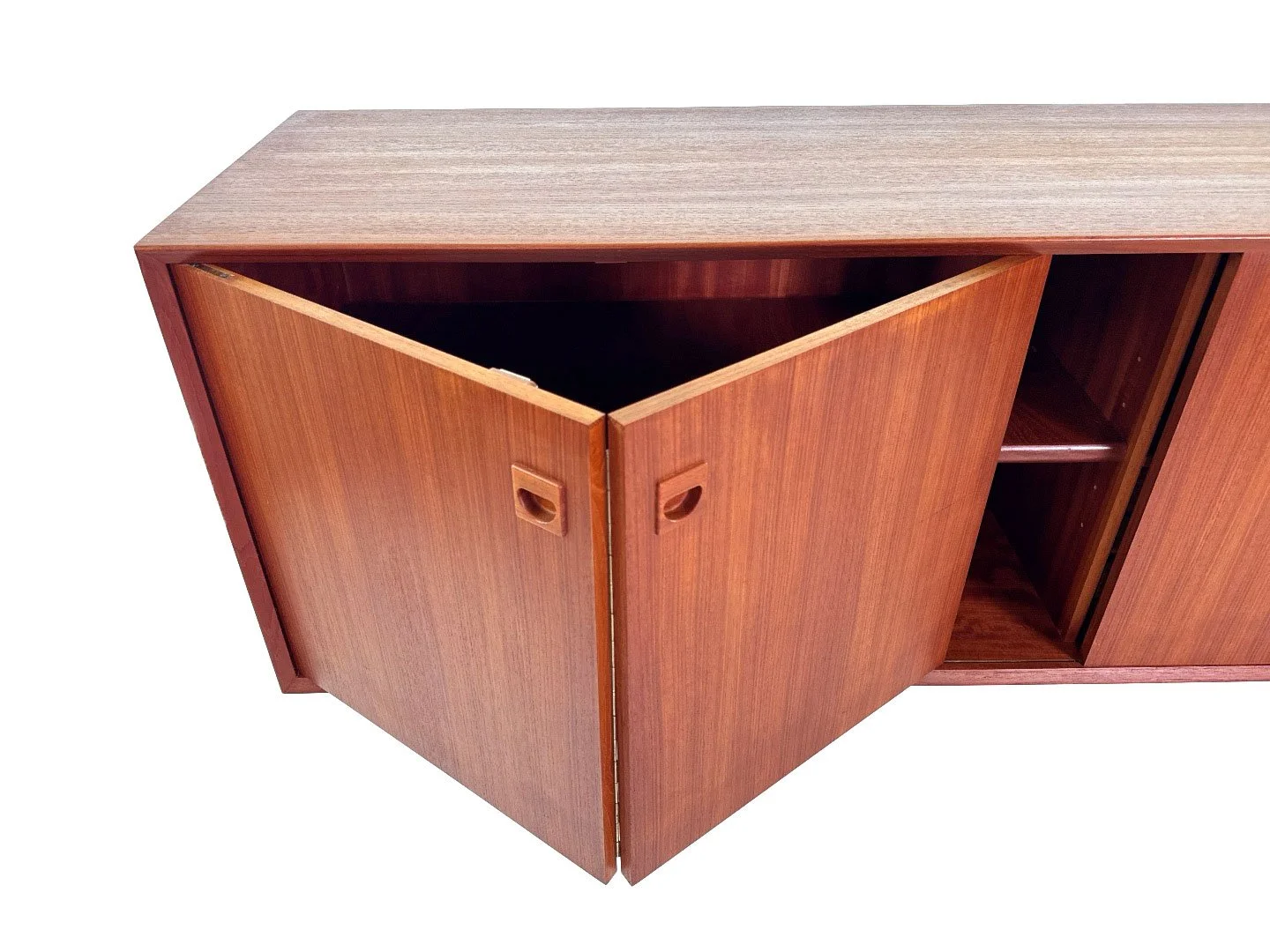 Teak dressoir Brouer – close-up linker voorkant met half geopende schuifklap deur