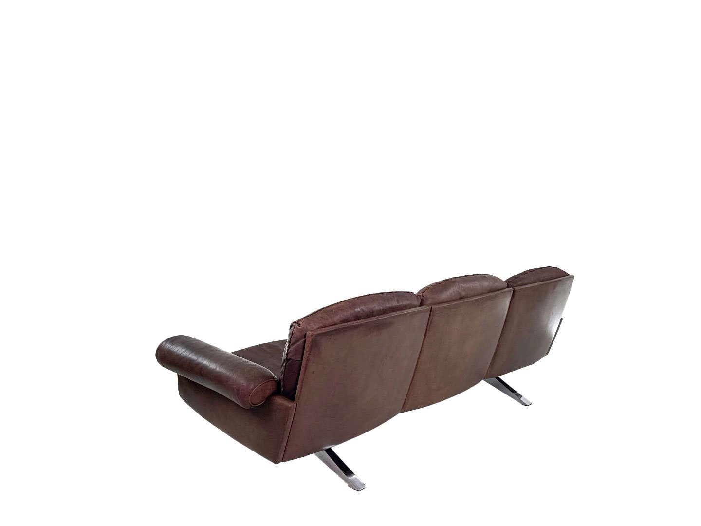 Vintage De Sede DS-31 driezits bank in bruin leer – schuin achteraanzicht van links
