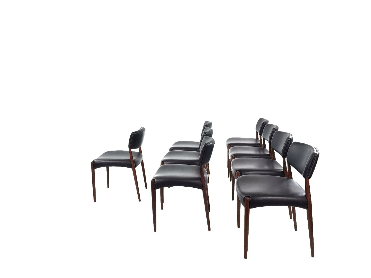 Set van 8 Deense teak stoelen van Aksel Bender Madsen & Ejnar Larsen in teak – zijaanzicht rechts design.