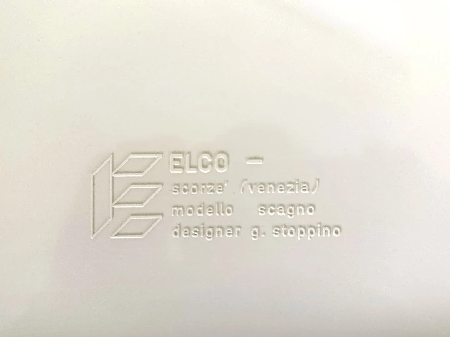 Vintage Scagno stapelbare tafels set van 3 van Giotto Stoppino voor Elco in kunststof – close-up van het Elco merklabel