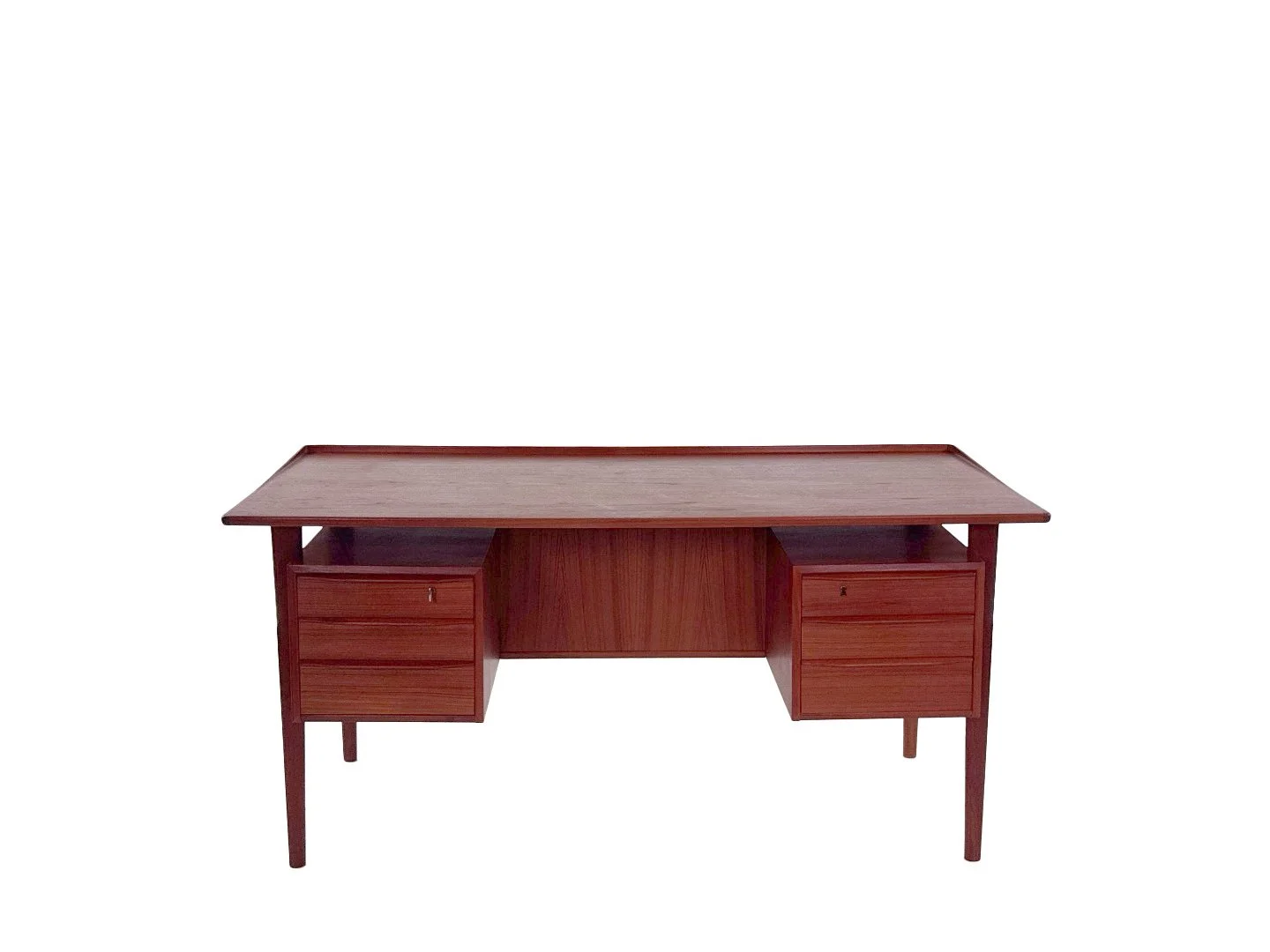 Vintage Deens vrijstaand bureau van Peter Løvig Nielsen in teak – totaalbeeld van het design bureau