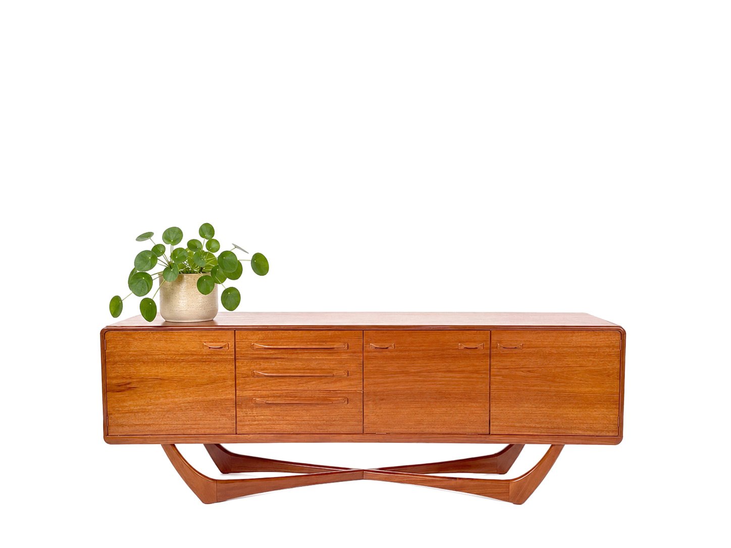 Mid-century sideboard van Val Rossi voor Beithcraft in teak – vintage design totaalbeeld met kamerplant