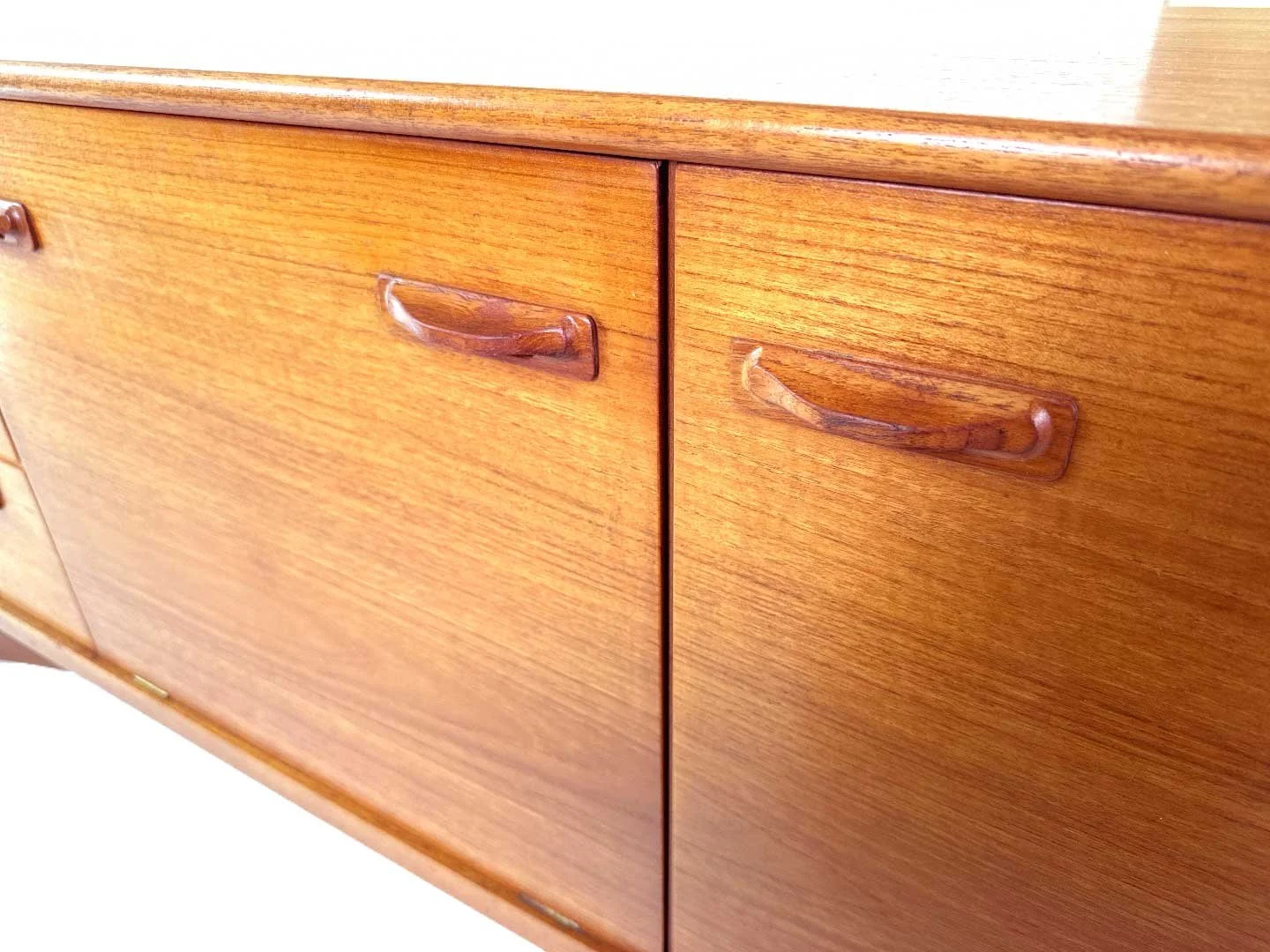 Mid-century Beithcraft sideboard van Val Rossi in teak – detail handgrepen