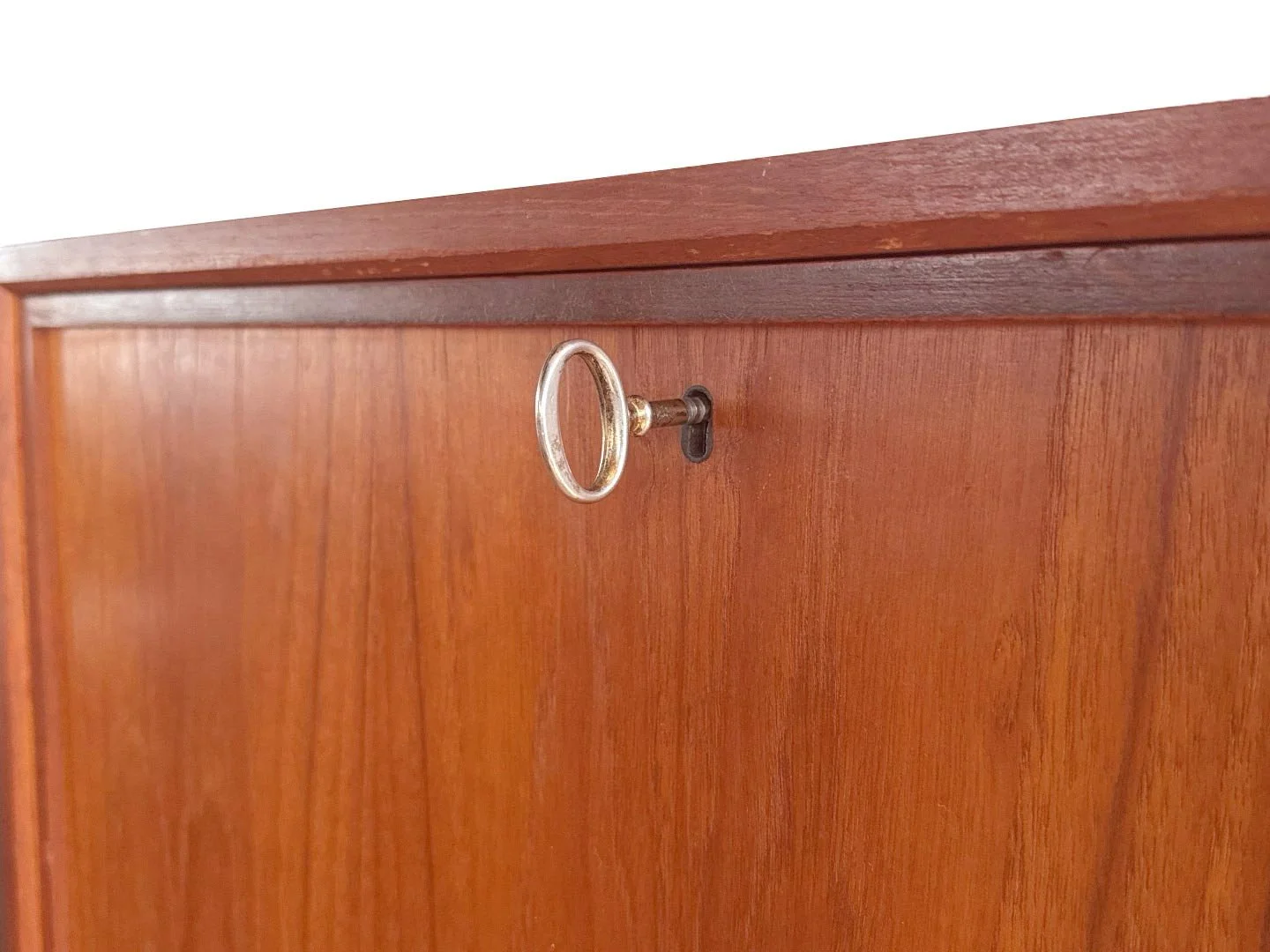 Poul Cadovius vintage wandsysteem Royal System in teak – close-up sleutel en sleutelentree klep secretaire