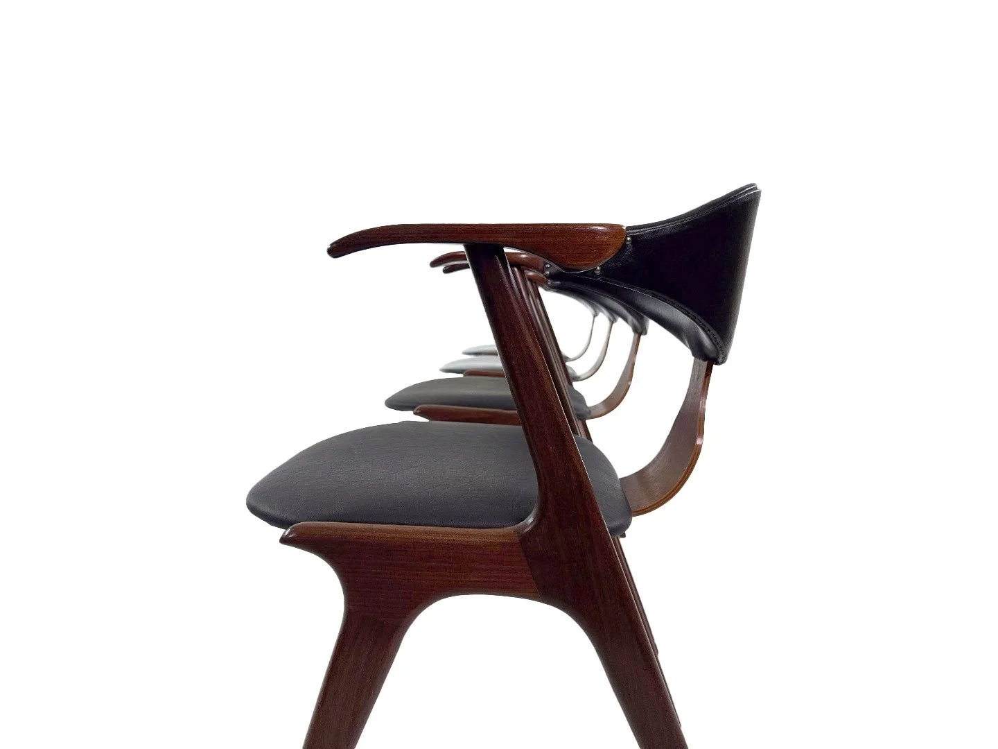 Close-up zijaanzicht koehoornstoelen Louis van Teeffelen AWA Holland teak en skai jaren 60.