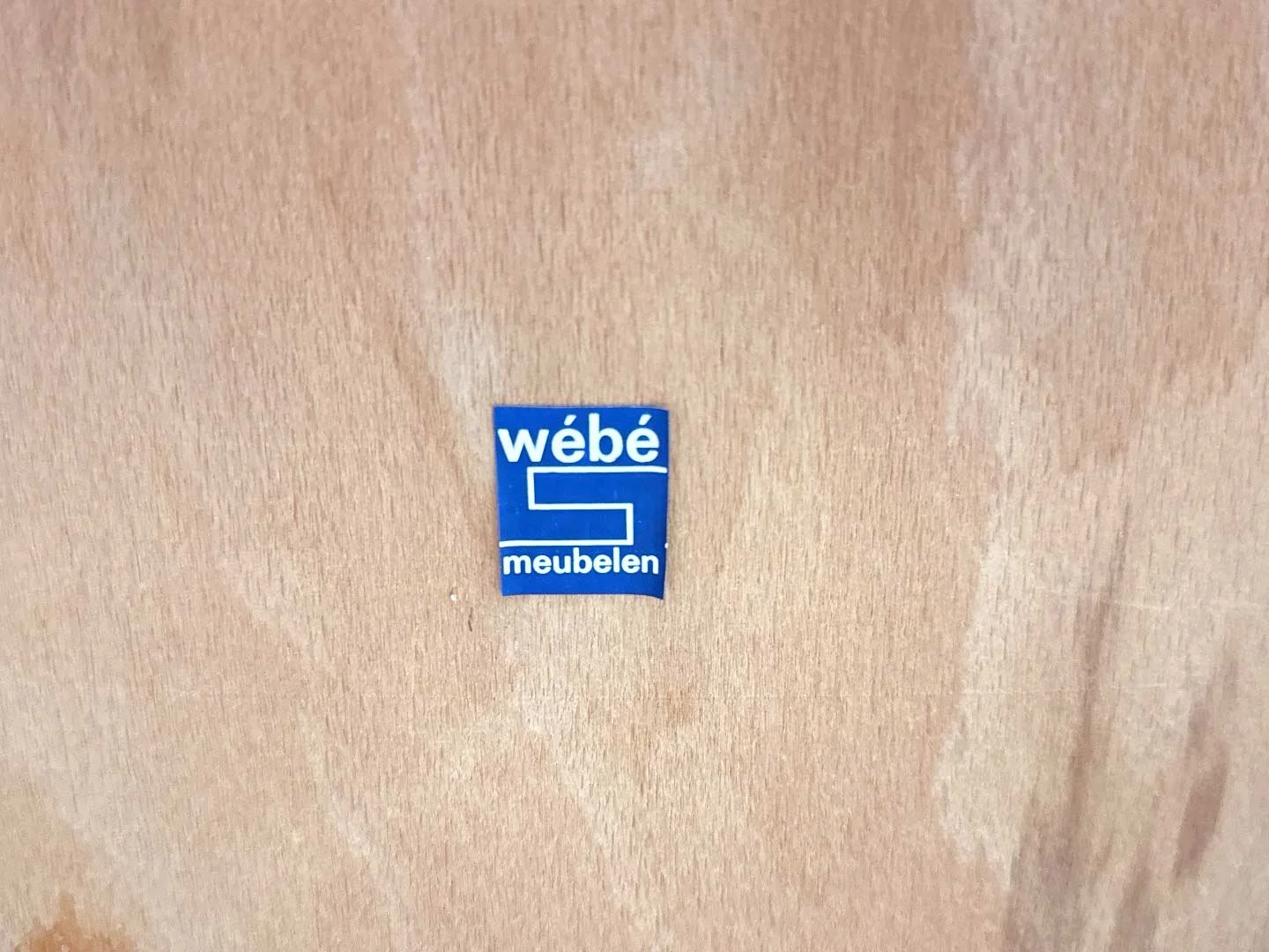 Mid century Louis van Teeffelen stoel – close-up Wébé merklabel