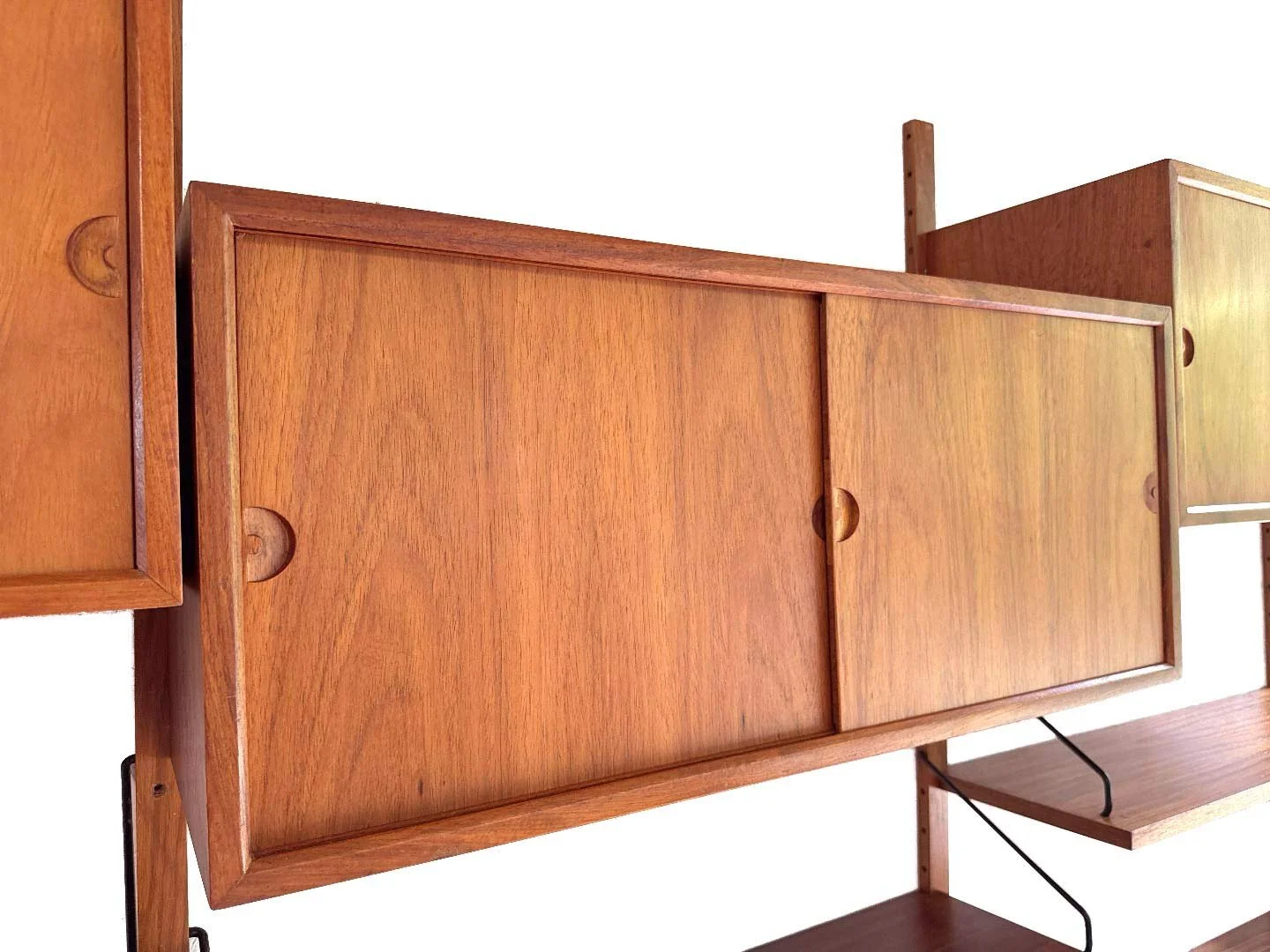 Vintage Royal System wandmeubel van Poul Cadovius in teak – close-up bovenkast met schuifdeuren