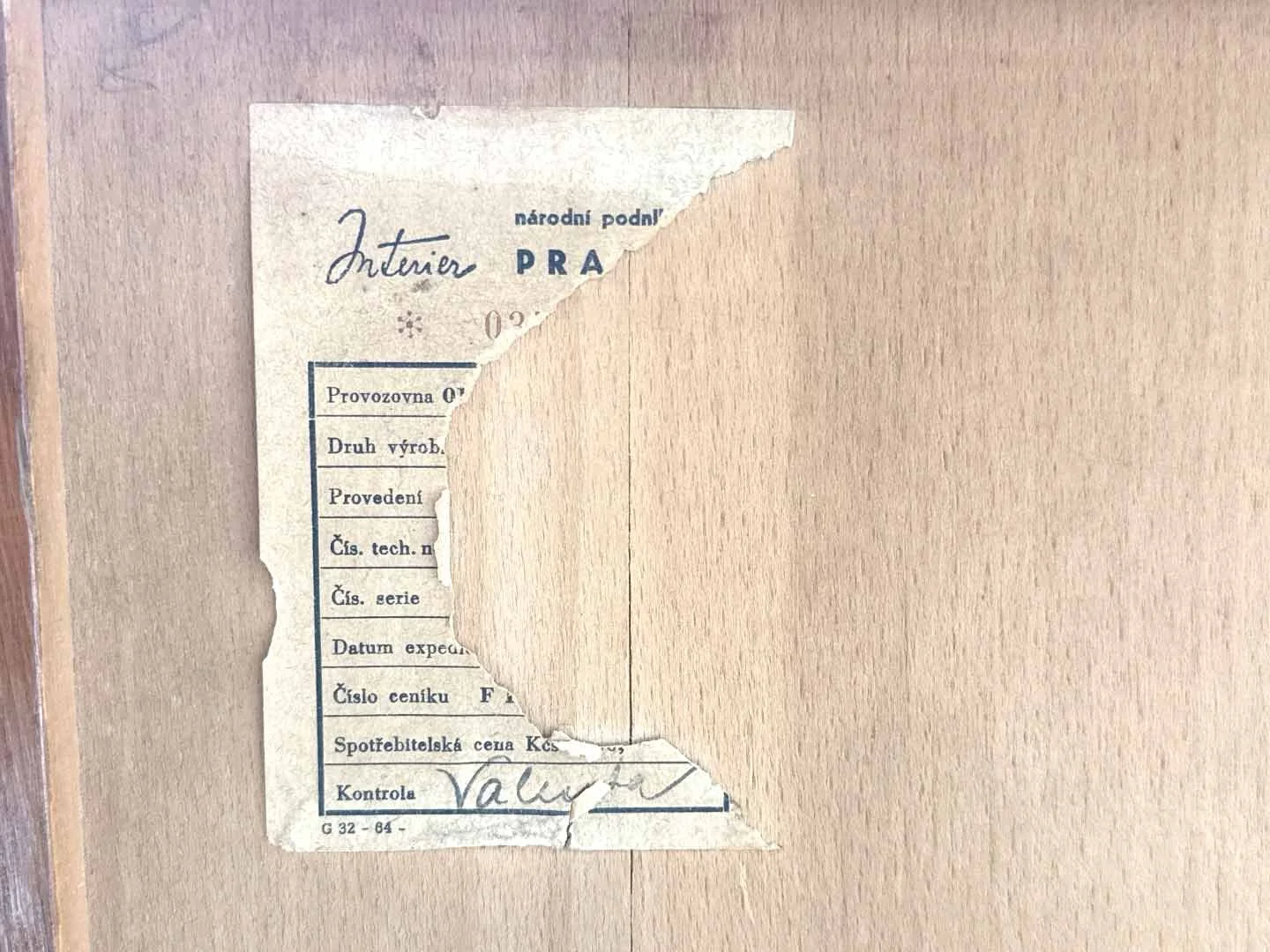 Vintage U-460 sideboard van Jiri Jiroutek in hout – close-up origineel merklabel