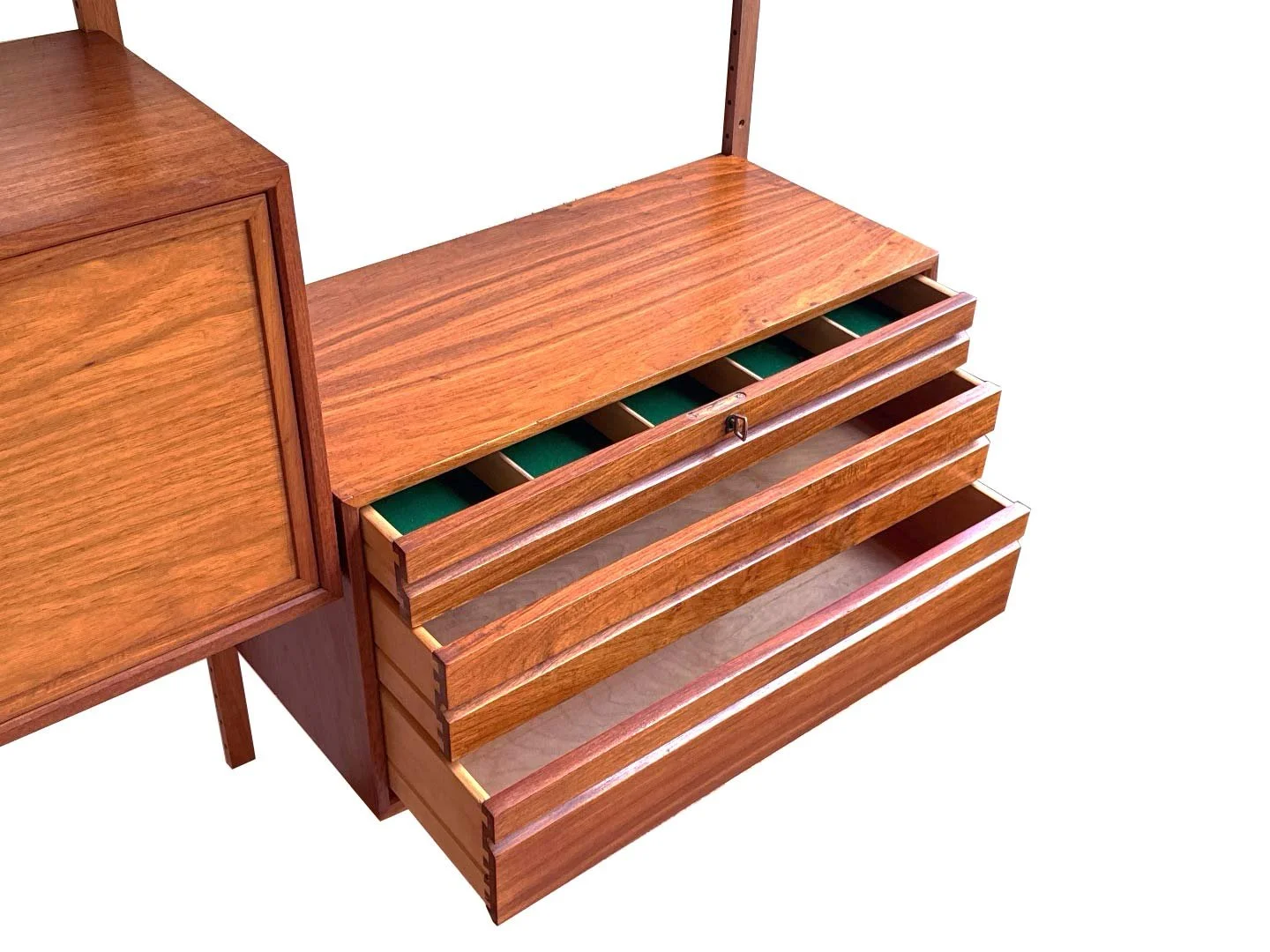 Vintage Royal System wandsysteem van Poul Cadovius in teak – close-up lades geopend ladekast