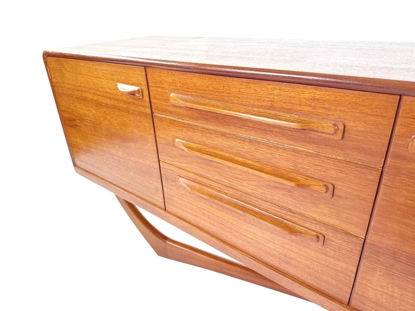 Mid-century sideboard van Val Rossi voor Beithcraft in teak – close-up van lades met houten grepen