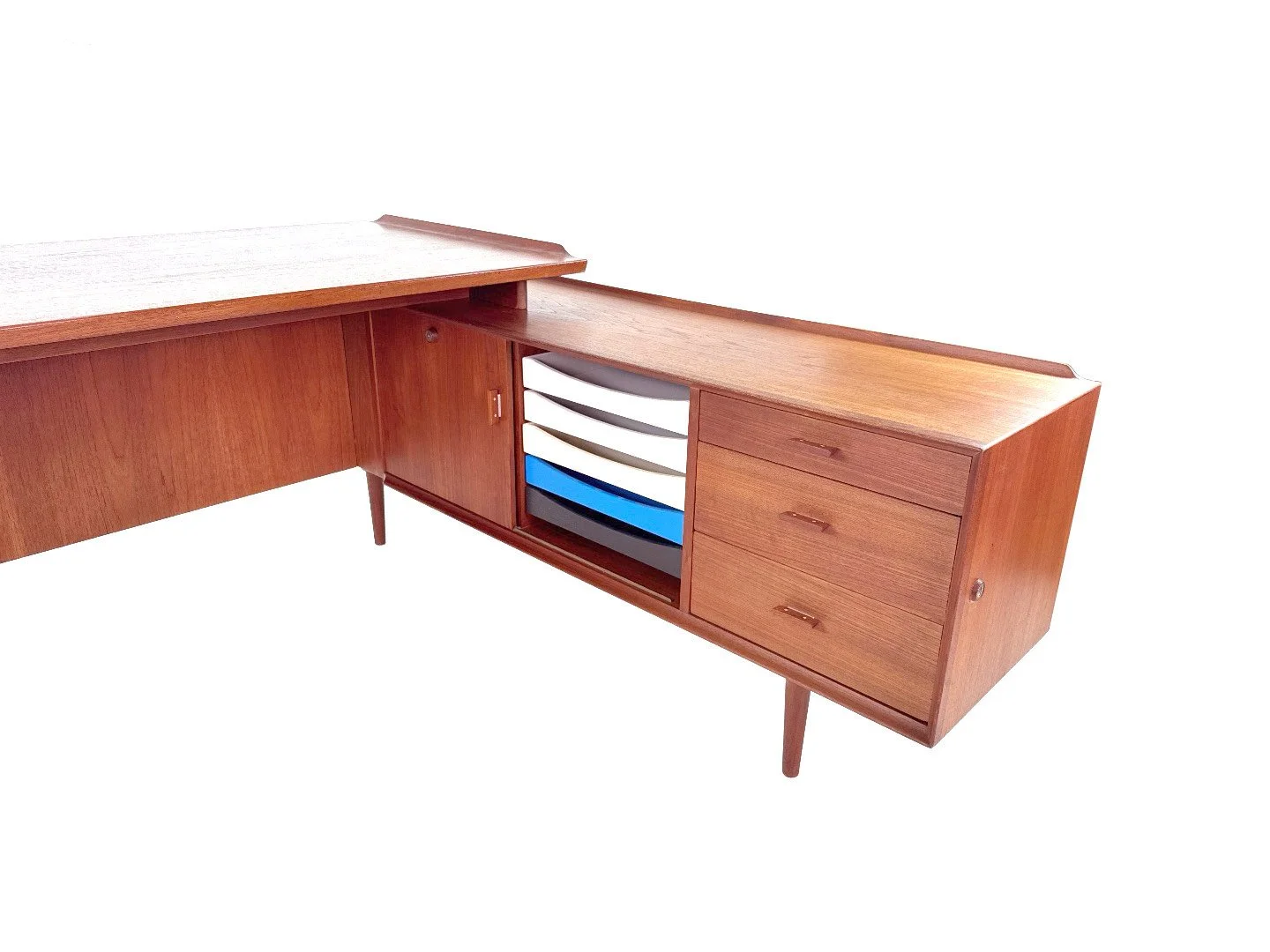 Arne Vodder Model 209 bureau voor Sibast in hout – close-up rechterzijde met gekleurde lades