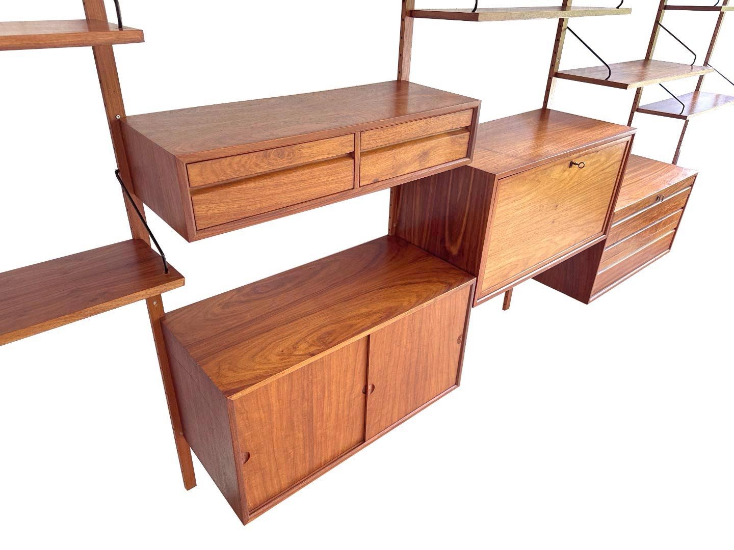Vintage Royal System wandmeubel van Poul Cadovius in teak – close-up linker zijkant met zwevend ladeblok met twee lades