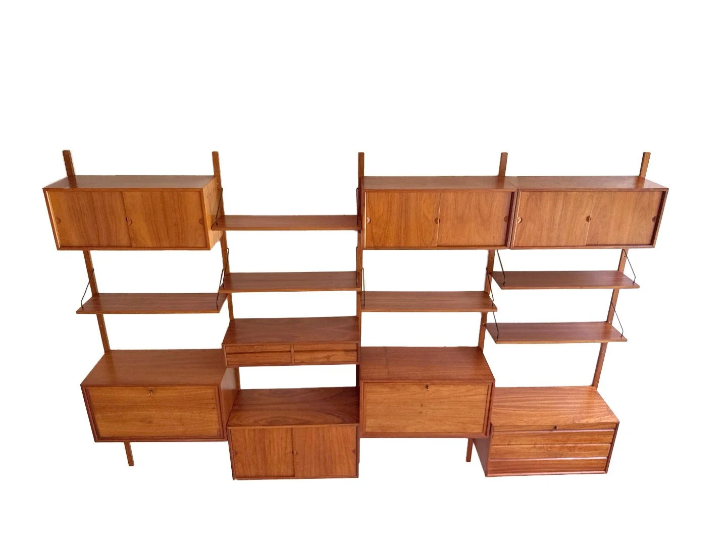 Vintage Royal System wandsysteem van Poul Cadovius in teak – bovenaanzicht met teak afwerking