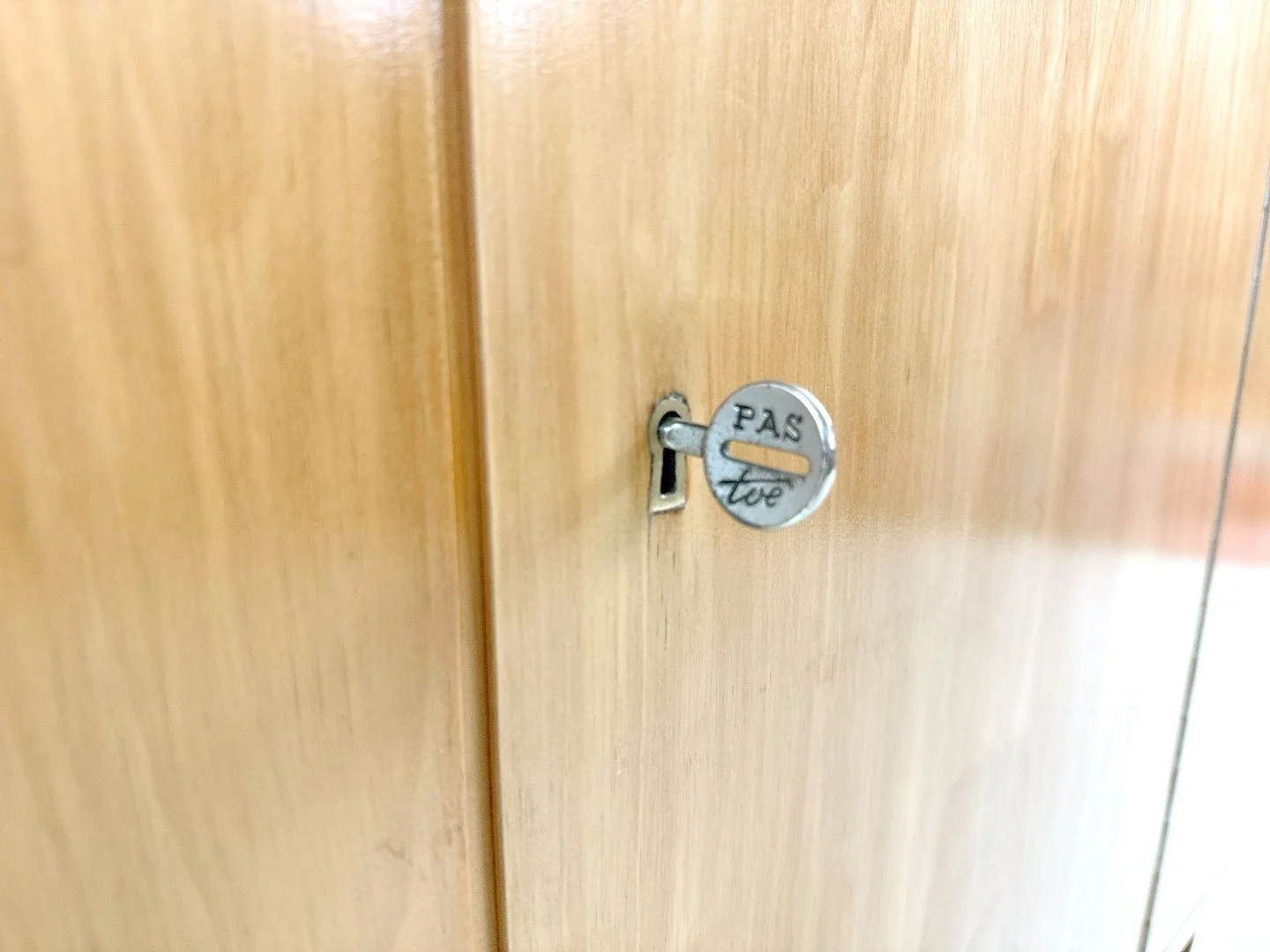 Pastoe DB02 dressoir van Cees Braakman uit de Berkenserie in berkenhout – close-up van originele Pastoe sleutel in sleutelentree