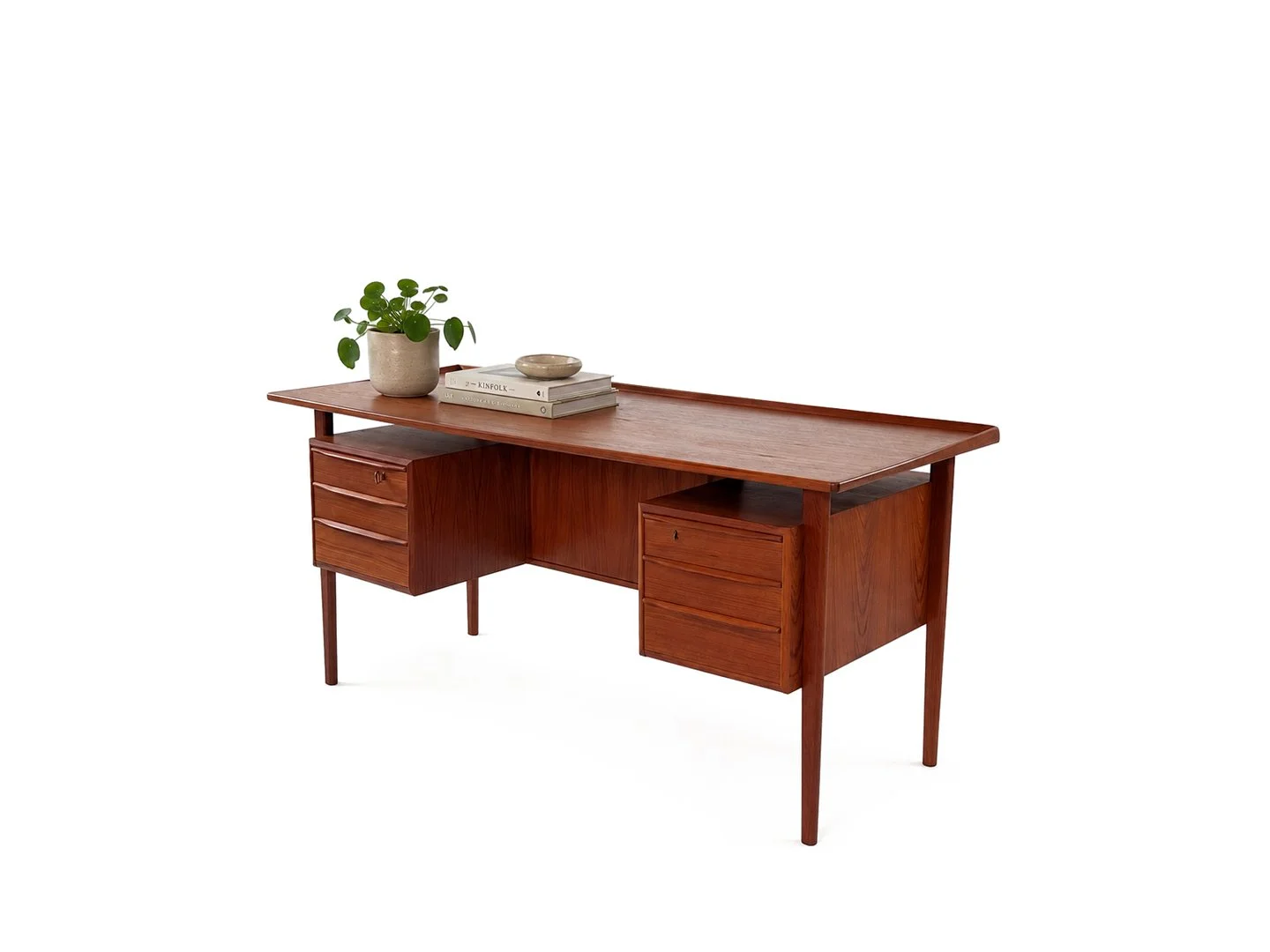 Vintage Deens vrijstaand bureau van Peter Løvig Nielsen in teak met accessoires – schuin zijaanzicht rechts