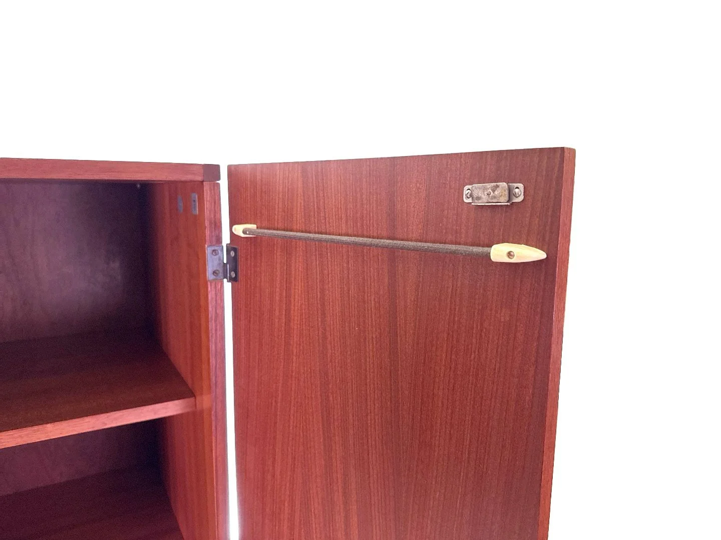 Vintage kledingkast KU10 van Cees Braakman voor Pastoe in teak – close-up van riemroede op rechter deur