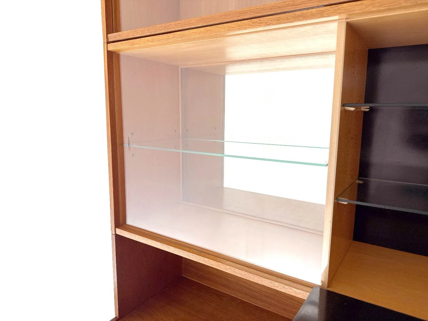 Vintage U-452 kast met vitrine en bar van Jiri Jiroutek in hout – close-up kleine vitrine