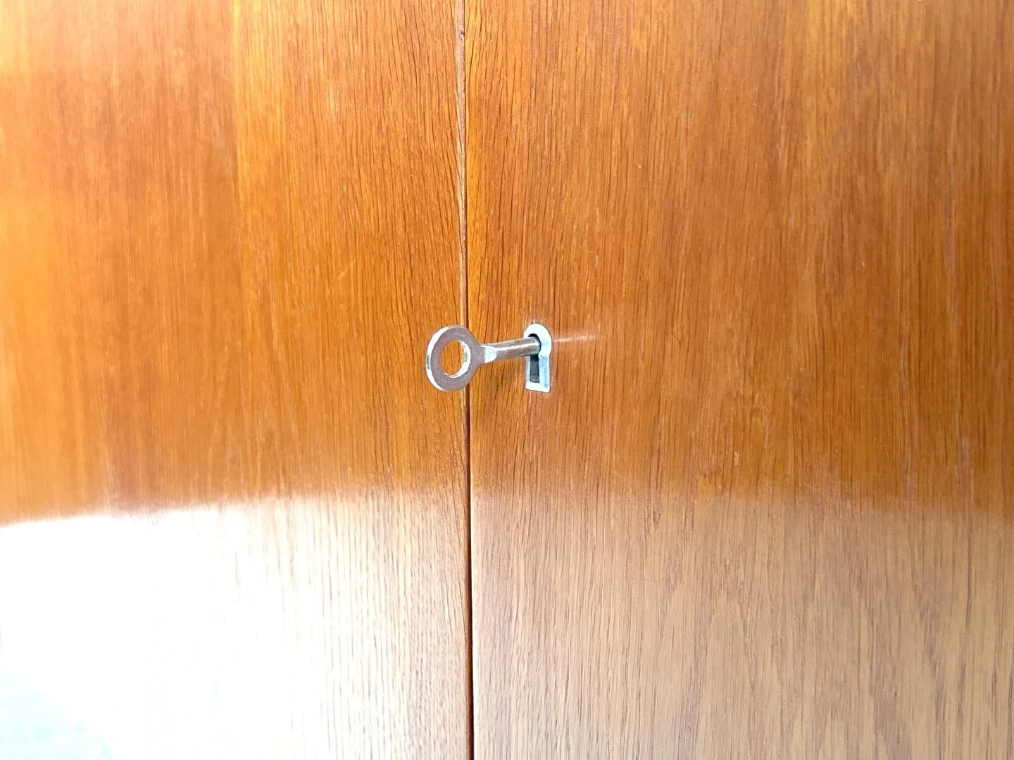 Vintage U-460 sideboard van Jiri Jiroutek in hout – close-up sleutelentree met sleutel