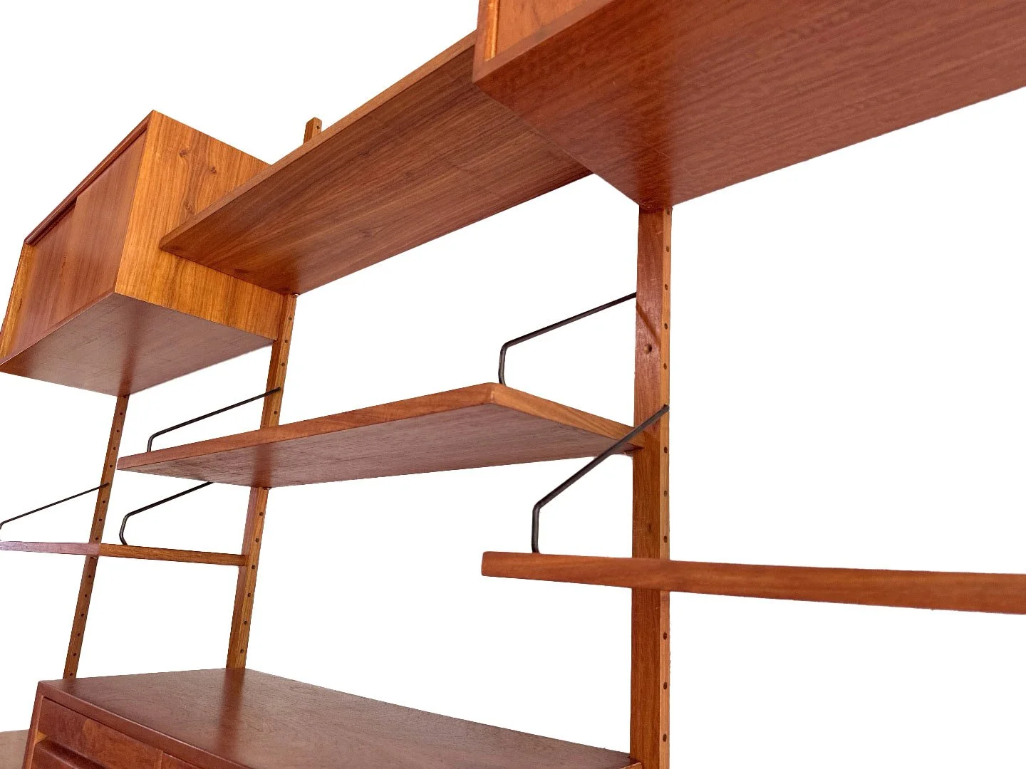 Vintage Royal System wandsysteem van Poul Cadovius in teak – close-up legplanken en zwart metalen plankendragers