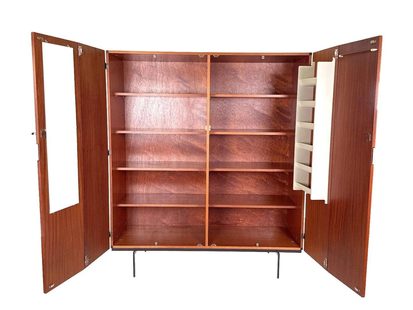 Pastoe KU14 kledingkast van Cees Braakman in teak – totaalbeeld met alle deuren open, zicht op gehele interieur