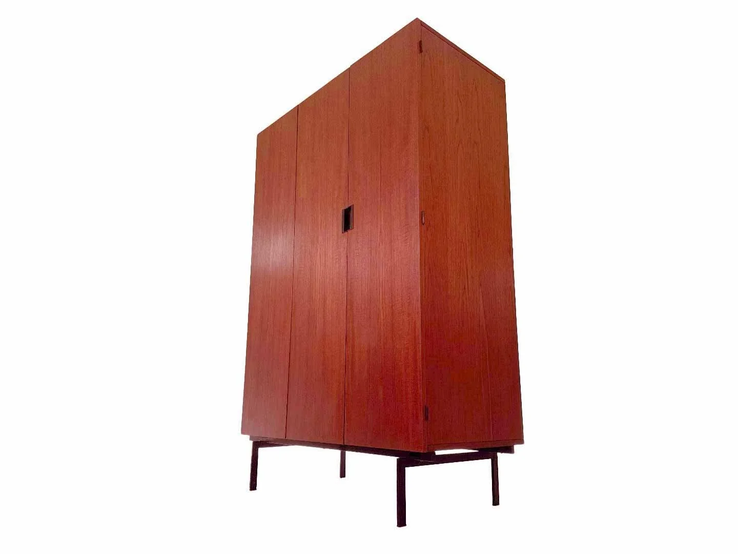 Vintage kledingkast KU10 van Cees Braakman voor Pastoe in teak – schuin onderaanzicht van rechts