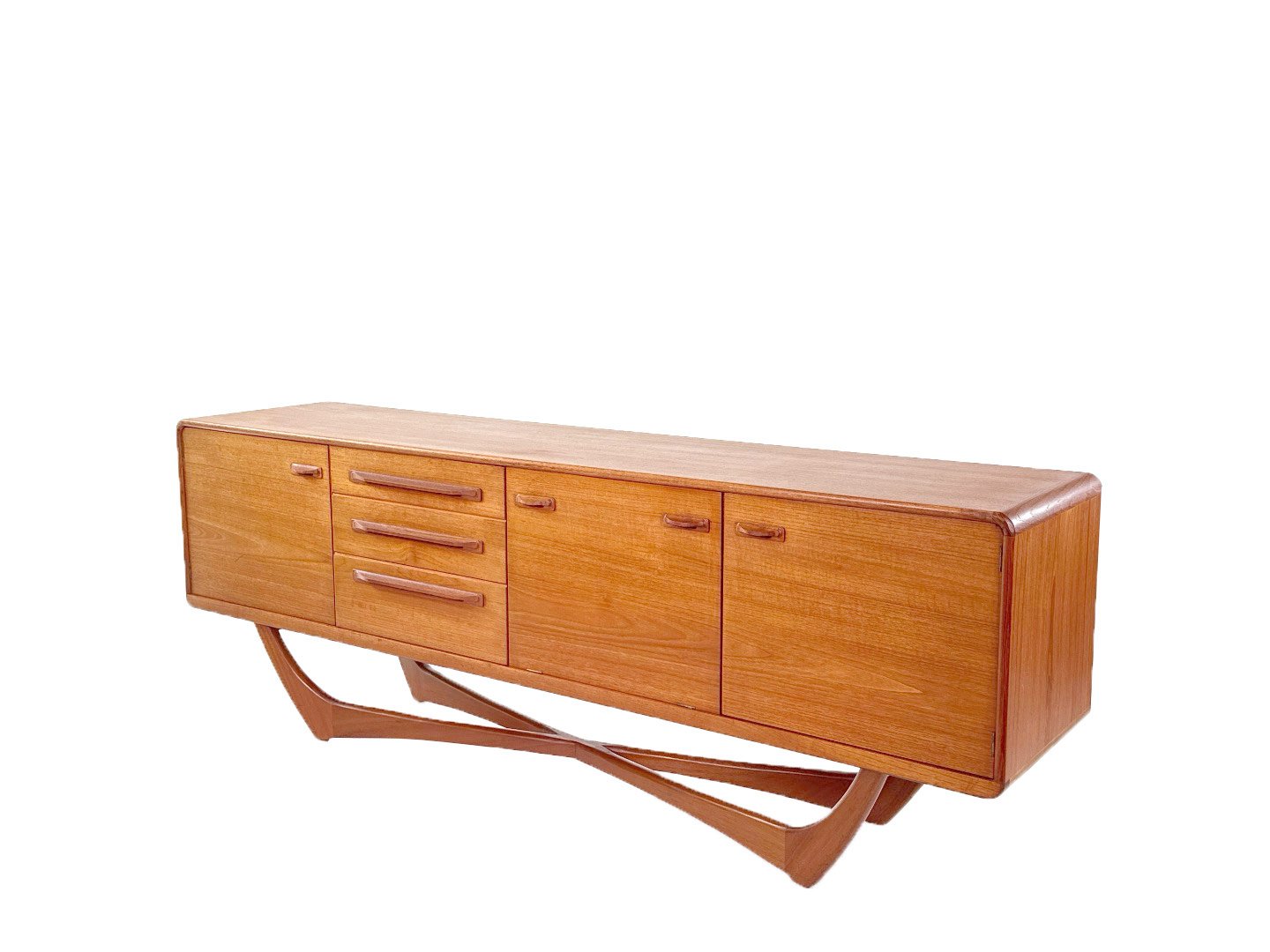 Mid-century Beithcraft sideboard van Val Rossi in teak – schuin zijaanzicht rechts