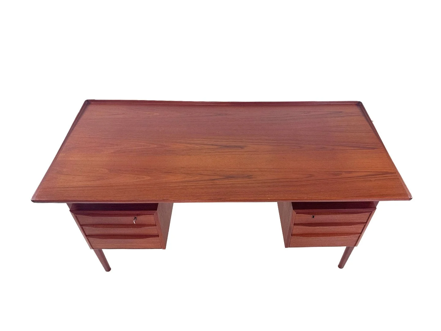 Vintage Deens vrijstaand bureau van Peter Løvig Nielsen in teak – bovenaanzicht van het werkblad