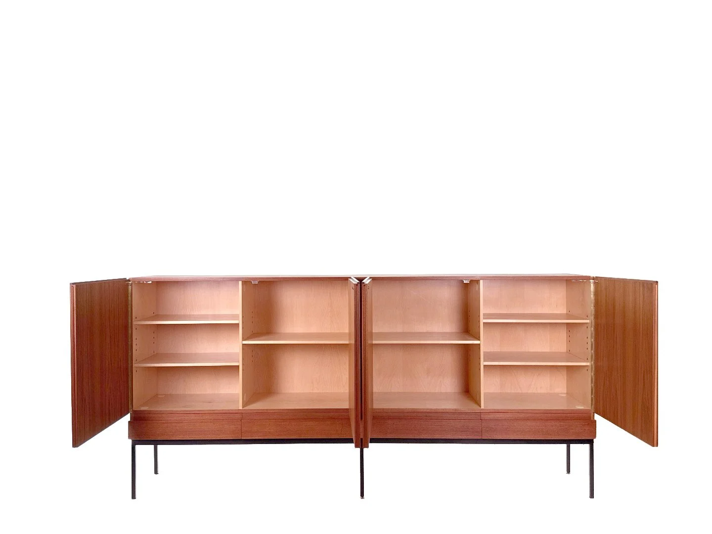 B60 highboard van Dieter Waeckerlin voor Behr in teak – totaalbeeld met kastdeuren open