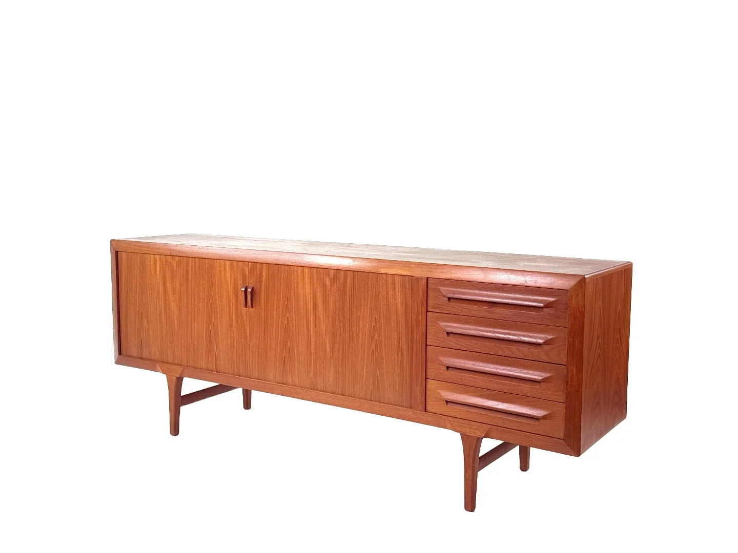 Ib Kofod Larsen teak sideboard van Faarup Møbelfabrik – schuin zijaanzicht rechts van vintage mid century design meubel