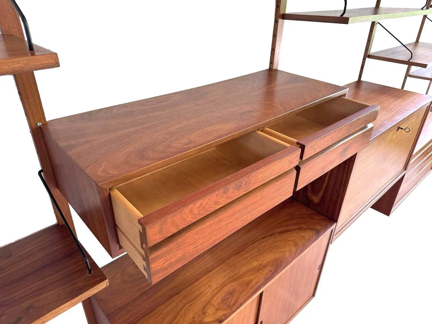 Vintage Royal System wandmeubel van Poul Cadovius in teak – close-up zwevend ladeblok met twee lades