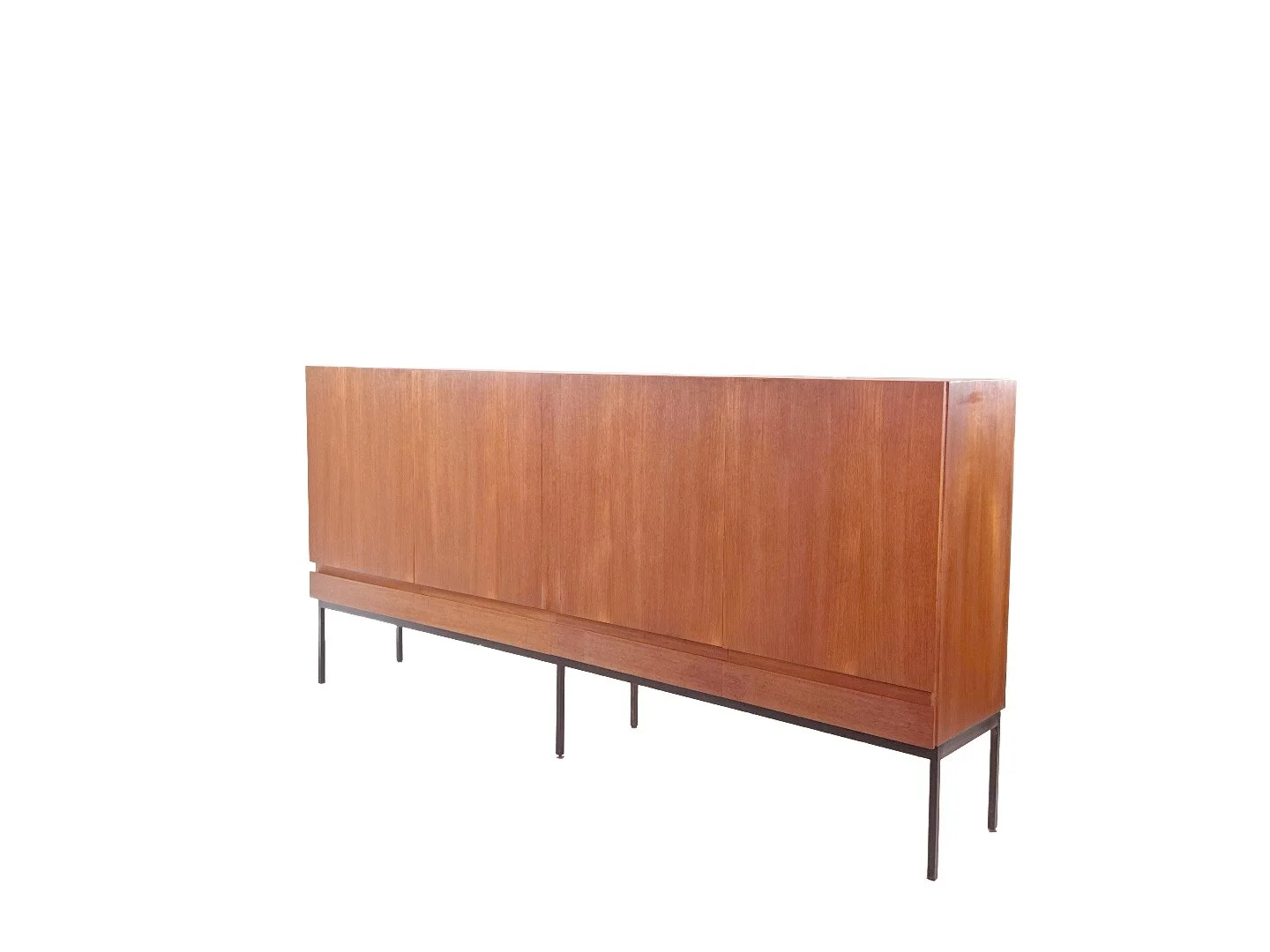B60 highboard van Dieter Waeckerlin voor Behr in teak – schuin achteraanzicht rechts