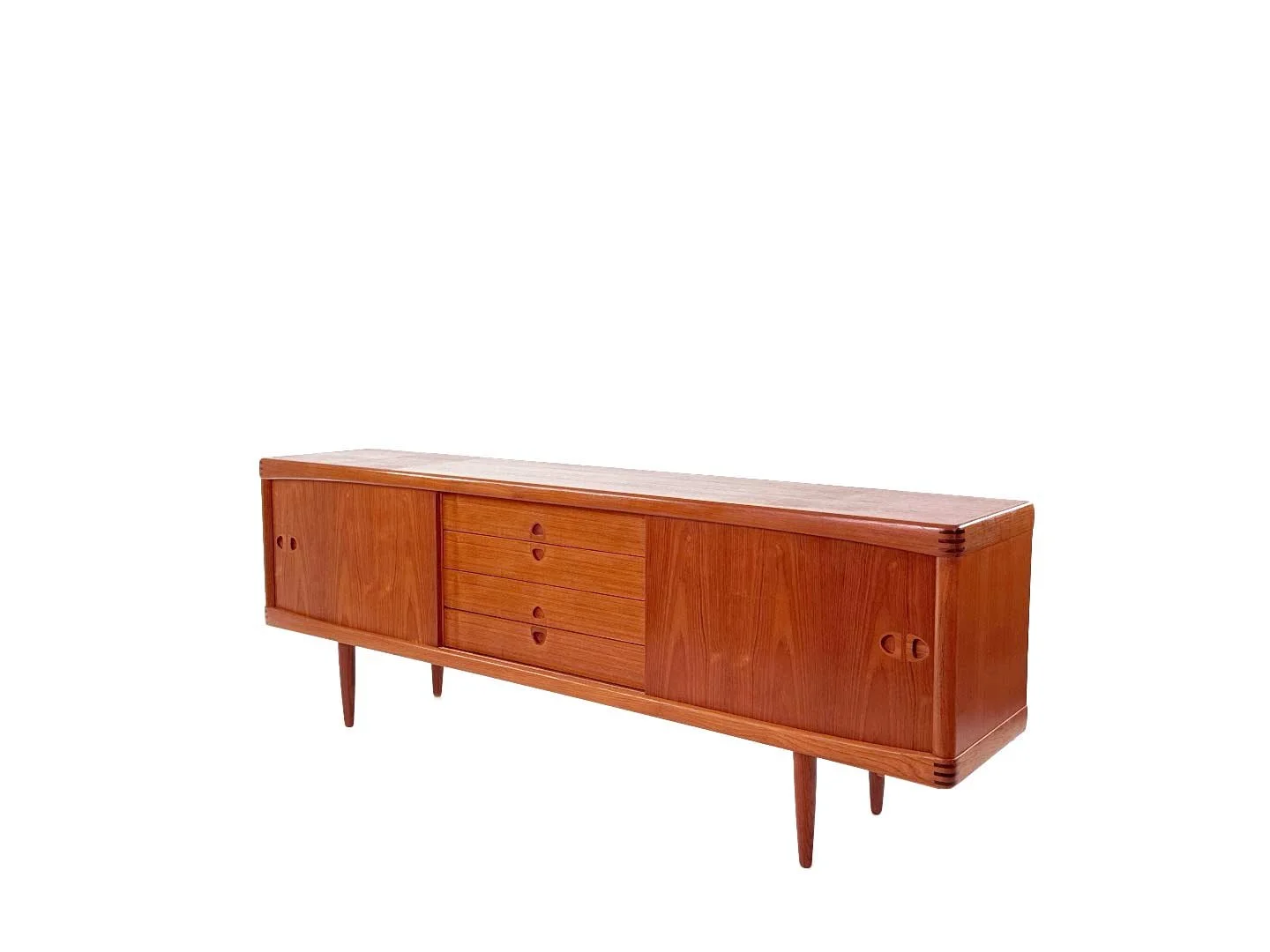Deens design sideboard van H.W. Klein voor Bramin in teak – schuin zijaanzicht rechts van vintage mid century dressoir
