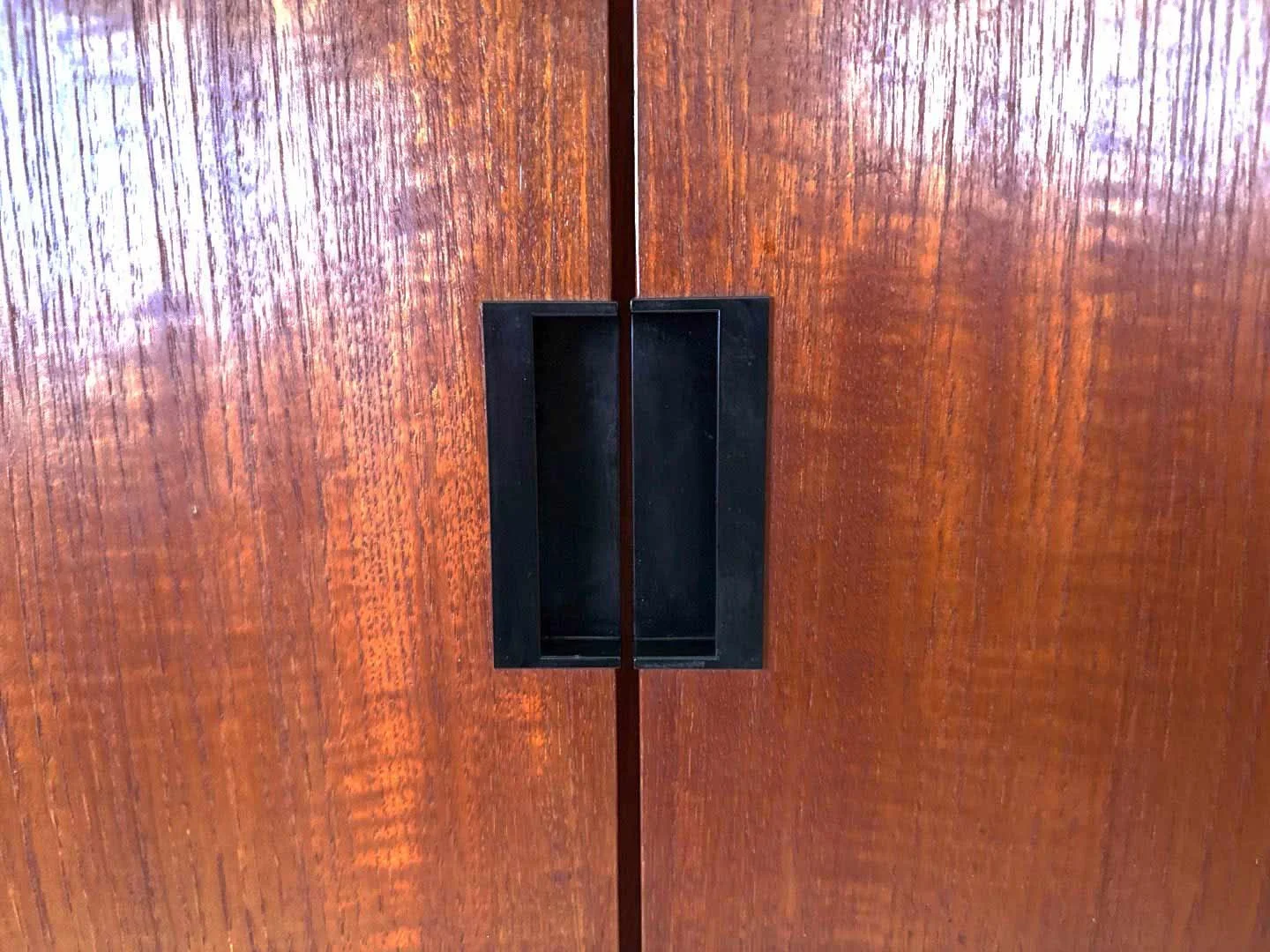 Vintage kledingkast KU10 van Cees Braakman voor Pastoe in teak – close-up van de zwarte handgrepen