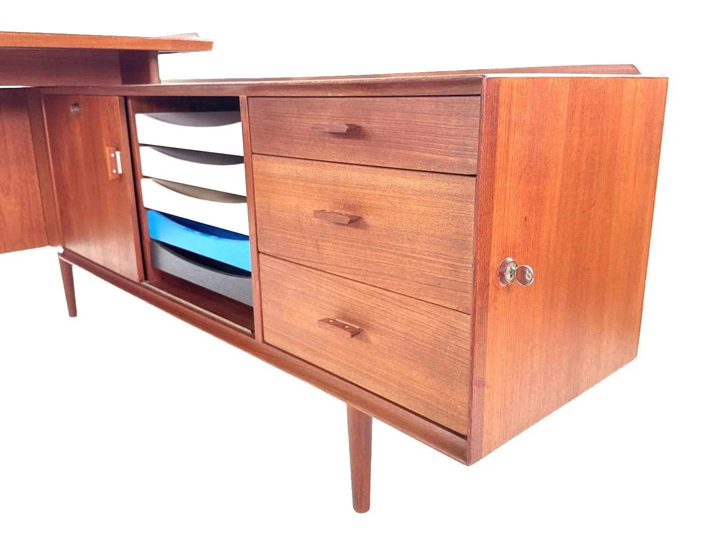 Arne Vodder Model 209 bureau voor Sibast in hout – close-up lades met sleutel