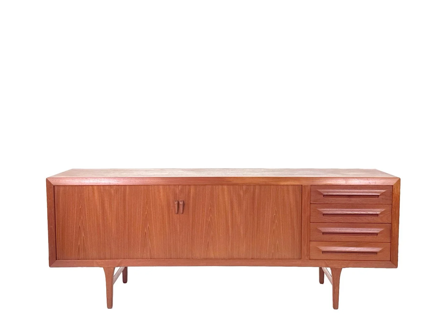 Ib Kofod Larsen teak sideboard van Faarup Møbelfabrik – totaalbeeld van vintage mid century design dressoir in teak
