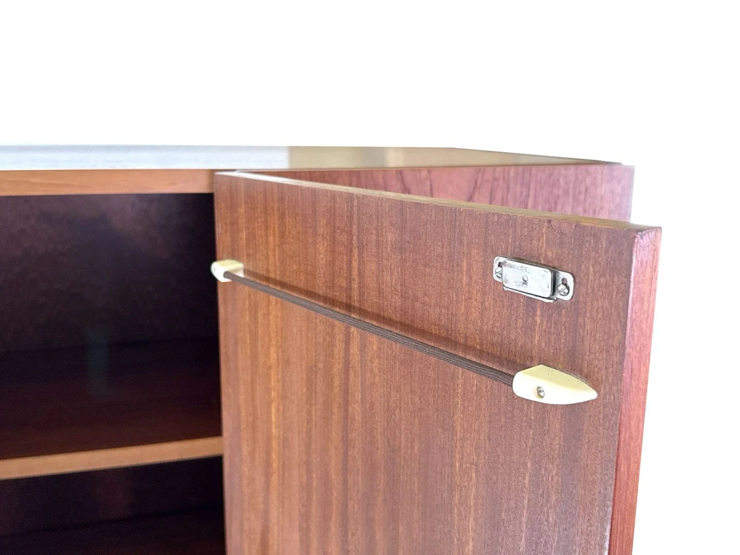 Pastoe KU14 kledingkast van Cees Braakman in teak – close-up uitstal stang voor riemen