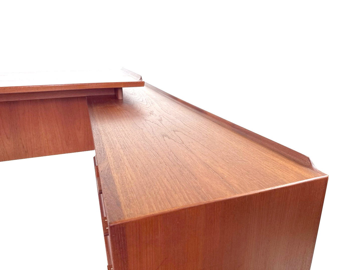 Arne Vodder Model 209 bureau voor Sibast in hout – close-up opstaande rand dressoir