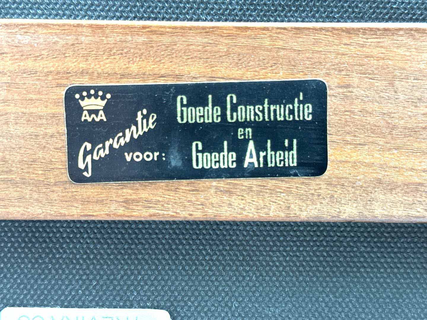 AWA merksticker op Louis van Teeffelen meubel, authentiek Dutch design label jaren 60.