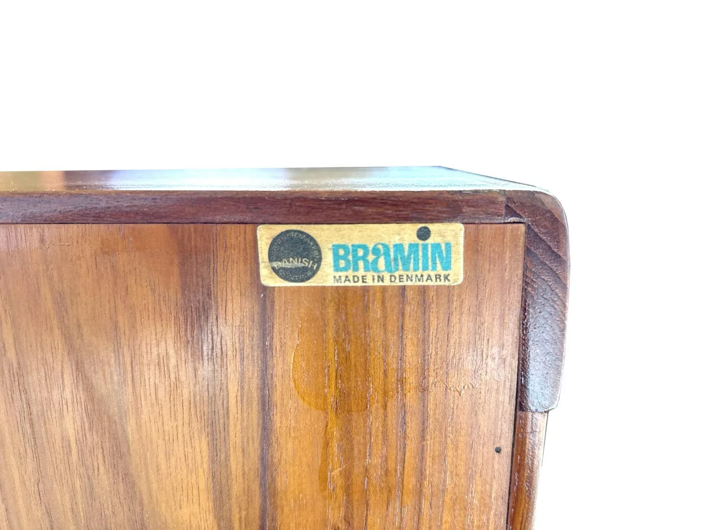 Deens design sideboard van H.W. Klein voor Bramin in teak – close-up van Bramin merklabel op vintage meubel