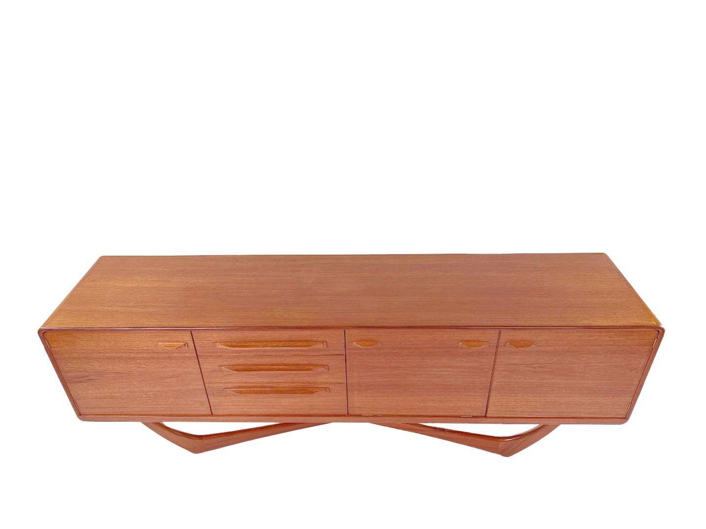Mid-century sideboard van Val Rossi voor Beithcraft in teak – bovenaanzicht van het blad