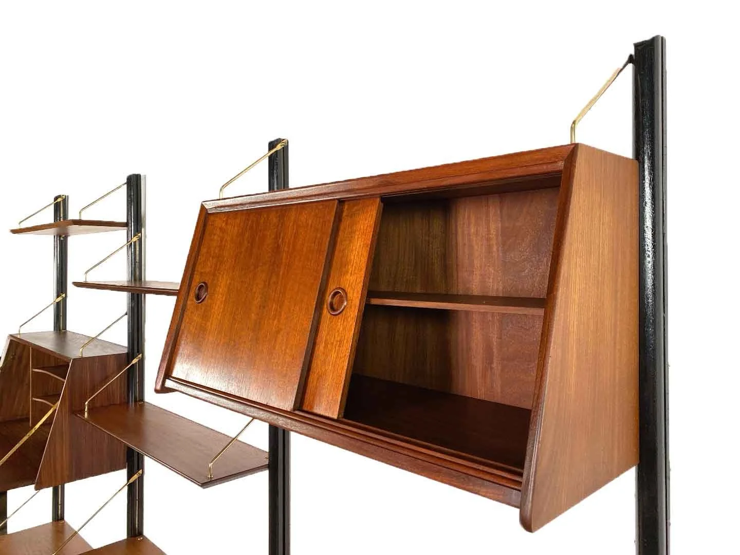 Detail Louis van Teeffelen Wébé meubel teak en messing mid-century Dutch design.