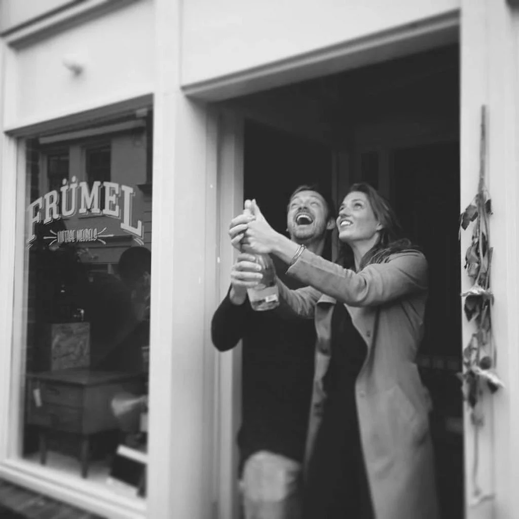 Opening winkel Hardebollenstraat in Utrecht. Champagne wordt ontkurkt, in zwart-wit