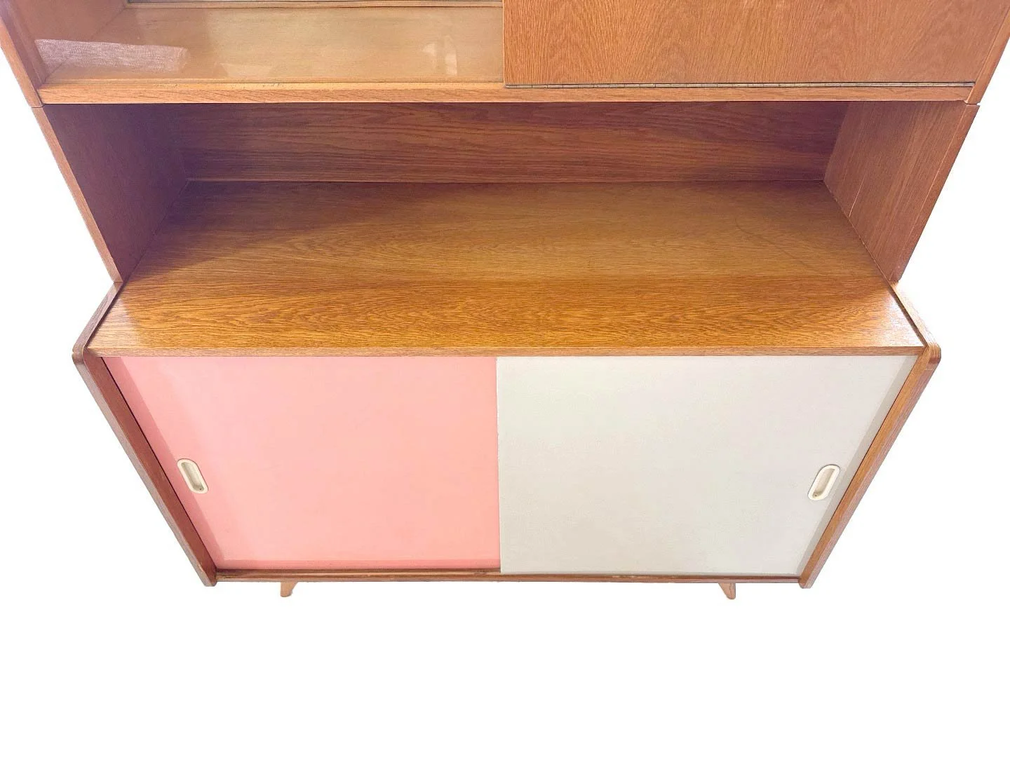 Vintage U-460 sideboard van Jiri Jiroutek in hout – bovenaanzicht van het blad onderste kast