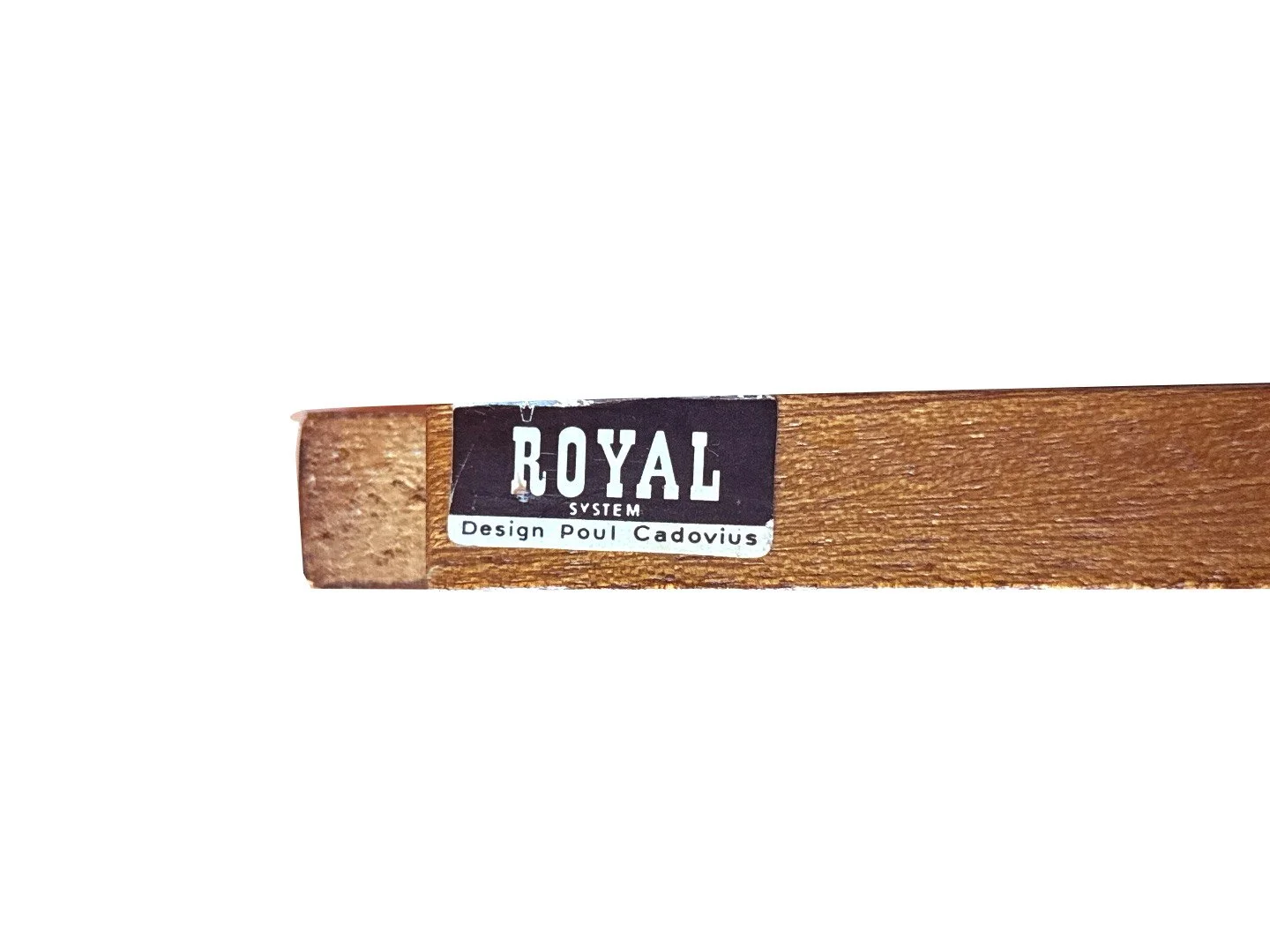 Poul Cadovius vintage wandsysteem Royal System in teak – close-up van origineel merklabel
