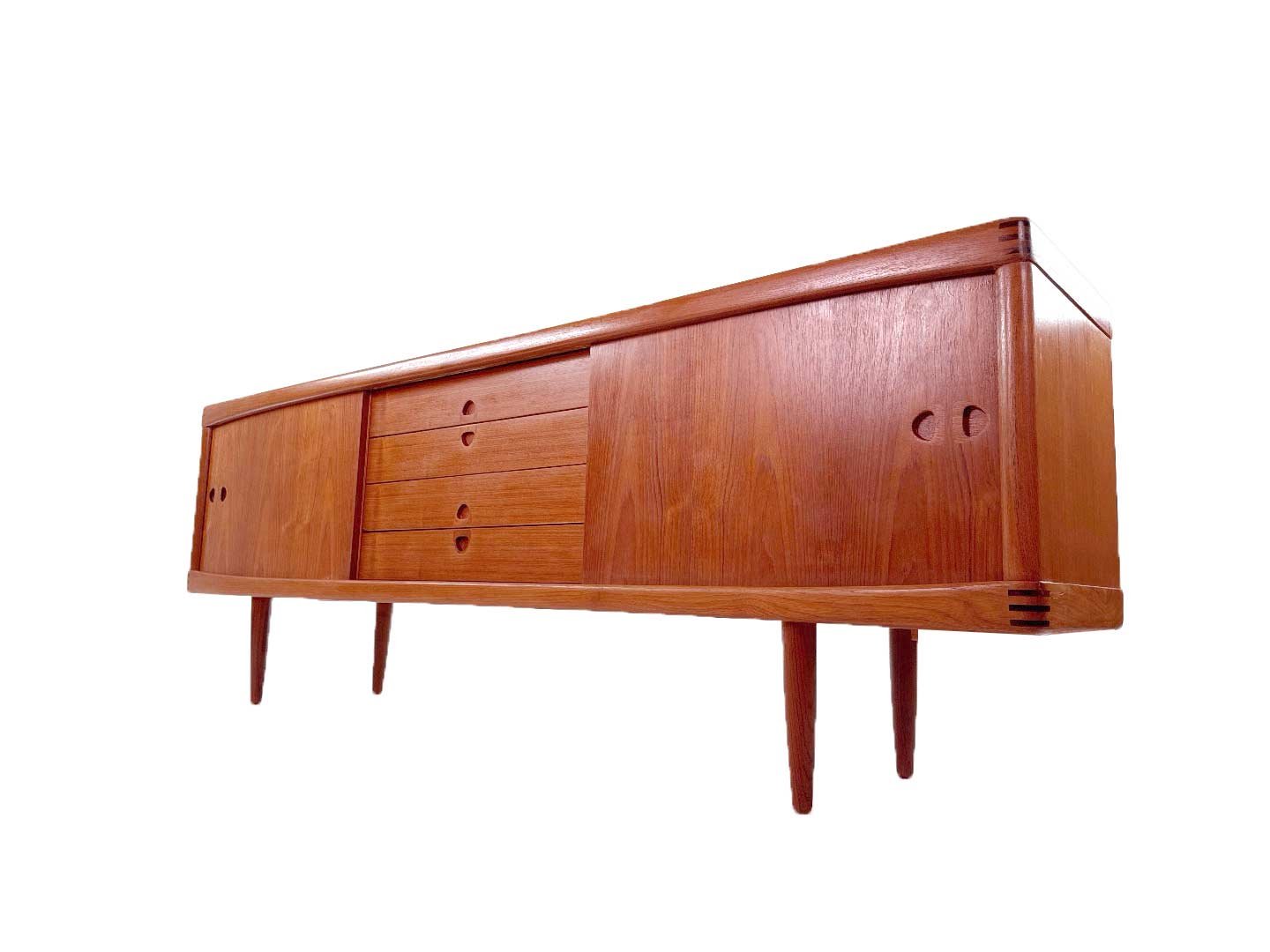 Deens design sideboard van H.W. Klein voor Bramin in teak – schuin onder zijaanzicht rechts met slanke poten