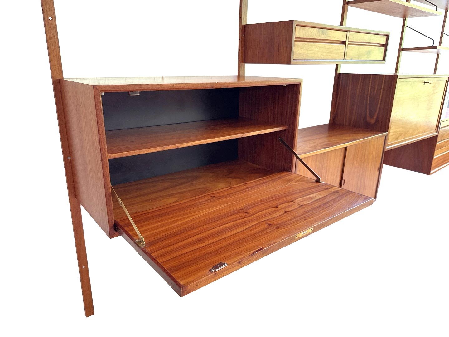 Vintage Royal System wandsysteem van Poul Cadovius in teak – close-up met secretaire open